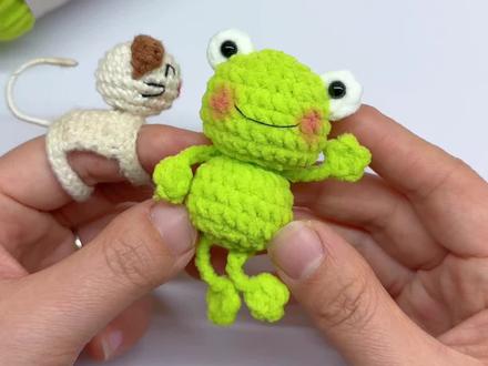 三分钟教会你勾丑萌的小青蛙挂件 又简单又可爱 线材 萌小吖21芽绿 2奶白#手工编织零基础教学 #钩针编织 #手工diy #钩针玩偶 #钩织教程 @雪妃尔毛线