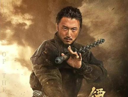 春节档《镖人:风起大漠》票房逆跌破3亿,成为最大黑马! 春节档期,《镖人:风起大漠》凭借9854.84万元的大年初三单日票房逆袭,超越前日票房,成为唯一实现单日票房逆跌的新片,累计票房突破3亿元。该片在大年初二的票房跌幅仅25.1%,远低于大盘整体33.8%的跌幅,展现出强劲的市场韧性。尽管初始排片占比不高,仅为16.8%,但通过口碑发酵和“云包场”活动,预售票房和上座率均领先同行,猫眼预测总票房上调至11亿-13亿,部分业内人士甚至看好其冲击15亿。影片以“真打实拍”的武侠风格吸引了大量非合家欢类型偏好观众,尤其是男性观众占比超60%,填补了春节档硬核武侠片的空白。然而,高昂的制作成本和有限的受众群体也给影片的回本带来了巨大挑战,预计即使达到中性预测值,也难逃亏损的命运。