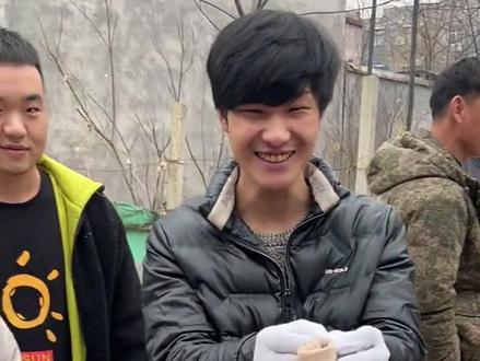 不管你们在外边混的多么牛叉,回到家还是要端盘子。#酒席上的那点事 #村里那些事 #地方风俗