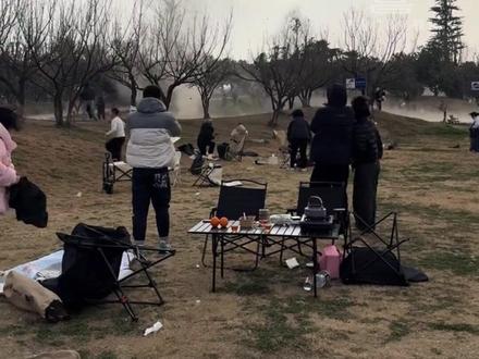 成都一景区现“尘卷风”,游客露营装备原地起飞,景区:未造成人员受伤或物品受损,这种现象我们也是头一次见。#龙卷风 #非遗博览园 #气象