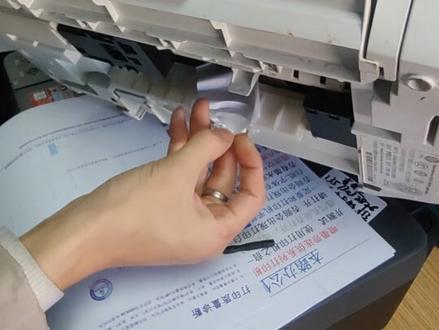 家用喷墨打印机卡纸怎么办?
#惠普4825 打印机报错,不下纸,处理方法来咯