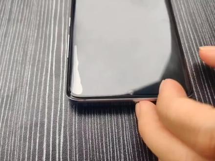 贴膜有气泡怎么去除
曲面屏手机贴膜,很多人贴膜很容易出现气泡,这个还是很好解决的。
有气泡有两种原因:第一种是空气气泡,空气排出来就可以了。
首先在靠近气泡边缘的位置,轻轻掀起,让与其气泡位置融合后再刮贴合,这样就可以去除了(切记不可以太用力哦)避免刮坏了。
第二种:进入灰尘导致的气泡。这种很难避免,所以在贴膜之前一定要选好无风无灰尘的地方来进行贴膜。这样才能避免不必要的损失。
进入灰尘,首先要找到气泡位置,先用手按贴合,看看是否可以直接贴合。不能贴合在边缘上的灰尘可以用除尘贴在灰尘的位置粘去,再次刮贴合。灰尘在中间的,一定要有把握后再进行去除。一般不建议,很容易导致进入更多会灰。所以亲们,有气泡或是进灰了先不要着急,先看看怎么解决处理哦#除尘##手机贴膜 #手机贴膜 #曲屏钢化膜怎么贴 #贴膜小技巧