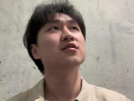 职场英文实战!同事又告我状了,如何应对🙃。背景:在最近和老板的1:1中,我提到了和某设计师同事的沟通问题。这已经是第三次出现类似情况了。这次矛盾的起因是:我们在合作一个项目时,我安排了一个会议,他在日历上选了“可能参加”,但结果没有来。会议结束后,我在群里同步了每个人的下一步安排,并@了所有人。后来和他跟进时,他却说自己没收到信息。我立刻截图了群消息发给他,他看完后又说觉得我“像是在发号施令”。当我请他举例说明时,他又无法给出具体例子。更让我困扰的是,每次出现问题,他从不直接和我沟通,而是会跳过我去找我的老板告状。好在我一直保留着完整的聊天记录,而他的反馈往往只是主观感受,缺乏具体事例支撑。这次我实在有点忍不了了,毕竟事不过三,于是主动和他的老板沟通了这件事,希望能明确后续的合作方式,避免类似问题反复发生。
在这里还是要强调工作中保存文档和聊天记录的重要性!每当有争议时,截图和文档能让你有理有据。
希望这个视频对大家有帮助,有问题也欢迎在留言区讨论。
#创作灵感 #英语口语 #职场英语 #商务英语 #外企打工人