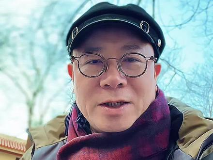 中国白酒行业如何止跌回升? 中国白酒如何止跌?1月22日国家统计局发布数据显示,2025年白酒行业产量下降12%,中国白酒能否触底反弹?分享三点看法:
一、产量持续承压,创十年新低。国家统计局数据显示,2025年中国白酒产量同比下降12%,仅354.9万千升,较2016年峰值缩水超74%。产量下滑源于需求收缩与行业出清,政策管控压缩传统消费场景,中小酒企因合规成本上升加速退出,行业向头部集中的趋势愈发明显。
二、上市公司业绩集体遇冷。2025年前三季度,20家A股白酒上市公司营收、净利润总额同比分别下降5.9%和6.93%,现金流净额降幅达20.85%,存货总额攀升至1706.86亿元。多数企业业绩下滑显著,口子窖预计全年净利润同比减少50%-60%,仅少数头部企业维持个位数正增长,行业盈利空间持续收窄。
三、破局路径聚焦两大核心方向。一方面,适配代际消费变革,重构消费场景。针对Z世代低度化、悦己型需求,布局30度以下低度产品与高线光瓶酒,拓展露营、音乐节等轻社交场景,通过数字化渠道触达年轻消费群体;另一方面,加速国际化布局,突破增长瓶颈。借鉴头部企业“高端化+本土化”策略,深耕86个海外市场,通过国际峰会展示、文化交流中心落地、本土化产品创新等方式,推动白酒从“产品出海”向“品牌扎根”转型,洋河等企业已实现海外销售额连续5年增长。
以上是根据公开信息做的个人分析,不代表任何机构看法。市场有风险,投资需谨慎。#白酒