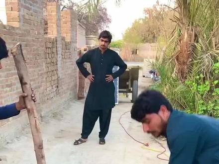 三哥又开始搓螺旋丸了 三哥又开始搓螺旋丸了 论会玩还得是三哥 #印度 #三哥 #娱乐 #小游戏 #轮胎