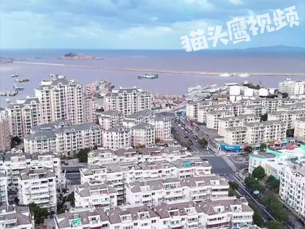 浙江一县取消中考选拔全员直升普高,当地:愿读尽读,没有取消 近日,浙江舟山。嵊泗县教育局此前发文称取消中考选拔功能,确保本县户籍及符合条件的随迁子女初中毕业生100%升入普通高中,相关消息引发广泛热议。对此,嵊泗县教育局一工作人员回应,称网上解读存在偏差,中考并未取消,学生仍需参加考试。另一工作人员解释道,不是取消中考,而是“愿读尽读”,可以在中考填志愿时,学生和家长自愿选择升学路径。工作人员介绍,当地也设有职普融通班、职业学校,学生可选择“3+2”模式就读。升入普通高中后,高一年级将依据考试成绩实施分层教学;同时,随迁子女需满足户籍迁移及其他前置条件方可享受该政策。#生活 #社会百态 #教育 #家庭