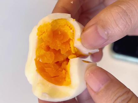 如果水煮蛋有段位,他一定是王者,7分38秒好像跟蛋神的状态有点不一样,但不影响好吃,关键是这个做法不容易破皮不容易爆裂#鸡蛋的神仙吃法 #煮鸡蛋 #抖音美食创作者 #分享生活小技巧 #溏心蛋