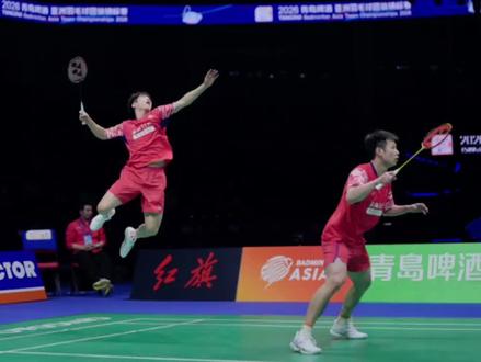 日本男团历史性首夺亚团赛冠军!
中国男团拼至最后一刻,收获亚军——下个赛场,再战!
2026年2月8日晚,第9届亚洲羽毛球团体锦标赛男团决赛在青岛国信体育馆落下帷幕。主场作战的中国男队虽全力拼搏,仍以0比3不敌整体发挥更稳定的日本队,遗憾摘银。而日本男团则凭借三场高质量胜利,首次捧起亚团赛冠军奖杯,书写国家队新历史!
决赛对阵详情
第一盘|男单
胡哲安(中国) 10–21、18–21 负于 田中涌士(日本)
→ 开局受制,关键分处理欠佳,两局均未能突破对手节奏。
第二盘|男双
何济霆 / 任翔宇(中国) 17–21、21–14、15–21 负于 熊谷翔 / 西大辉(日本)
→ 激烈三局鏖战!国羽组合扳回一城后决胜局体能下滑,憾失关键分。
第三盘|男单
朱轩辰(中国) 24–22、17–21、18–21 负于 渡边航贵(日本)
→ 首局挽救赛点逆转取胜,展现顽强斗志;但后两局遭对手提速压制,惜败收场。
历史时刻
这是自2014年亚团赛创办以来,日本男队首次夺冠,也成为继印尼、韩国、中国之后第四支登顶该赛事的队伍。而中国队虽未能卫冕,但年轻阵容在主场观众支持下敢打敢拼,积累了宝贵大赛经验。#羽毛球比赛 #亚洲羽毛球团体锦标赛 #羽毛球 #任何组合 #胡哲安