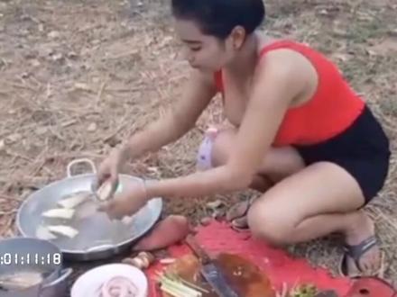 柬埔寨美女野外做蛇宴,味道应该不错!#野外美食