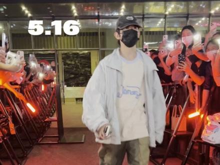 幸福是我们的爱你看到了
#陈浚铭 #陈浚铭谢逸舟 #爱
我从来不后悔这1700km的奔赴 今年还要陪你过生日