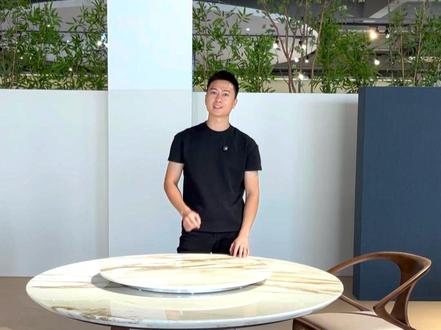 6人吃饭的餐桌|买1.2米还是1.35米? ✅【容纳人数】
6张椅宽松、8张椅也够坐、10 人以上要换小凳
✅【空间适配】
2.8×2.8㎡刚放下;3.2×3.2㎡使用宽敞;3.6×3.6㎡宽敞
不管选多大的圆桌,更关键的还是常使用人数➕餐桌的颜值要高✨
💎 非常推荐这款飘带餐桌
飘带造型的桌腿简直是神来之笔,流畅又灵动,给人一种轻盈的美感,打破了传统餐桌的沉闷。搭配艺术感十足的拼花工艺,高级感直线上升,每次用餐都像在参加一场优雅的仪式
💎不仅颜值高,实用性也很强
稳固的结构承重力超棒,一家人围坐用餐也完全没问题,聚餐、日常吃饭都能轻松拿捏
✨餐桌材质:
【北美白蜡木】:质地坚硬,耐用抗腐浊性强。大山纹的纹理,粗旷美观
【路易斯白大理石】以白色为主调,带有褐色的纹理。适合多种装修风格,非常百搭
【304不锈钢】底座部分用到了8厘厚的304不锈钢,比市面上很多餐桌用的底座要更厚,也更加耐用,更有质感。而且还做了镜面抛光工艺
#圆餐桌
#佛山家具
#餐桌
#别墅大平层
#豪宅家具