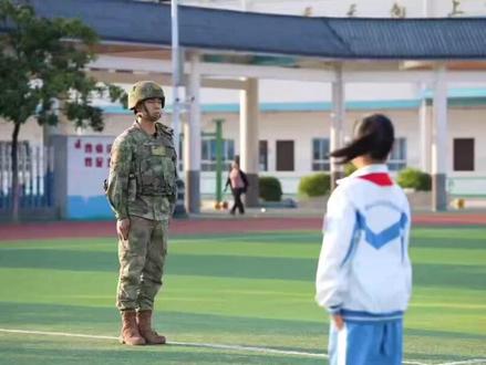 国防课堂:挺拔身姿,铸就坚毅品格
孩子们在解放军叔叔的指导下学匍匐,在一招一式中,不仅锻炼了体魄,更深刻感受到军人那份不屈的意志与纪律的严明。#国防教育公开课 #八一爱民学校