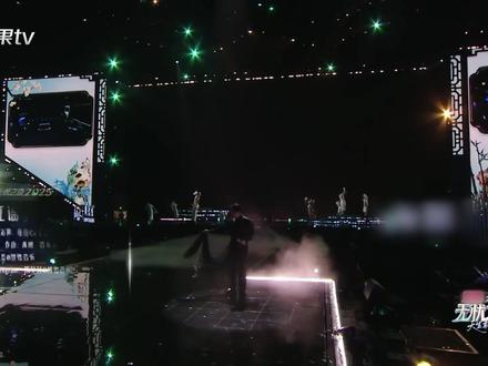 陈志朋一袭长衫,唱响江南水墨!《三江谣》婉转悠扬,仿佛将一幅山水画卷在眼前徐徐展开,这份国风意境太高级了。#湖南卫视黄金档播出无忧之夜 #无忧之夜2025