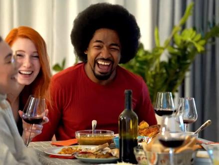 10亿红包,买得来AI吗? 腾讯砸10亿推“元宝”AI,试图复刻微信红包奇袭支付宝的辉煌。
但AI助手是刚需吗?撒钱只能解决“用户为什么来”,却回答不了“用户为什么留下来”。
#元宝 #AI #腾讯 #商业 #财经