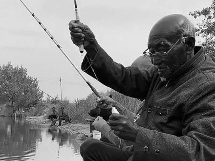河北唐山“钓帝”黑大爷因病去世,享年75岁,大爷曾说钓鱼是最大的快乐