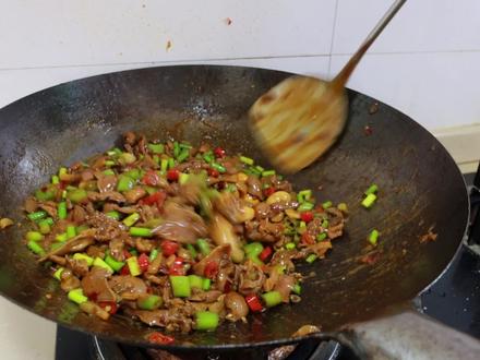 赶巧买了袋鸡杂,处理好直接下锅生炒,爆辣够味开着空调汗也直流 #美食vlog #爆炒鸡杂 #川菜