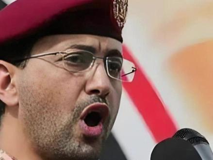 能源咽喉被掐!霍尔木兹告急,沙特救命通道暴露在炮口下!2 就在过去24小时,沉寂了整整一个月的胡塞武装,终于打破沉默。没有铺天盖地的炮火,没有声势浩大的宣战,第一轮攻击甚至只发射了一枚导弹。可就是这枚看似不起眼的导弹,没有炸向以色列的军营,没有瞄准美国的航母,却直接把中东战局的底牌掀了个底朝天。很多人至今还把胡塞武装当成那个穿拖鞋、扛步枪的“散兵游勇”,觉得他们翻不起什么大浪。但这一次,这枚导弹用最“低调”的方式,给五角大楼送了一份失眠大礼——它不是来打仗的,只是来“热身”的;它不是来添乱的,是来锁死美以命运的。#硬核深度计划#全球创作者计划#零基础看懂全球#时代的荣耀#胡塞武装