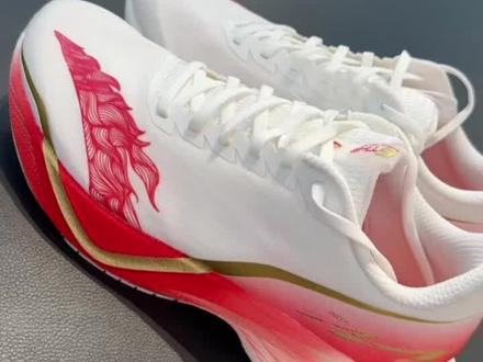 🐴马年限定❗️马赫六代🔥
安踏新年限定🔥让好事发生♦️♦️全新配色升级✌️✌️
✨全掌氮80中底+升级黄金弹射板,跑步🏃♀️稳定,过弯时抓地劳👍👍
新年开跑🏃♀️快人一步🔥🔥