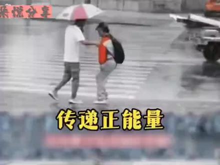 雨中上学女孩捡到一部手机,归还失主时意想不到的事情发生了