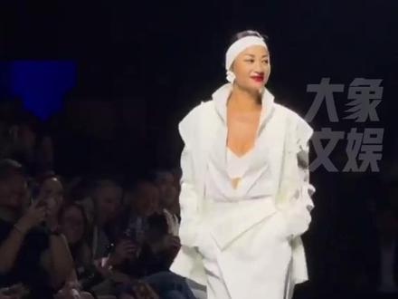 谁还记得瞿颖?初代超模,模仿秀却演成了教科书!喜剧灵魂和冷面幽默制造极致反差,一本正经的荒诞感。@瞿颖 #娱乐镜技场 #瞿颖