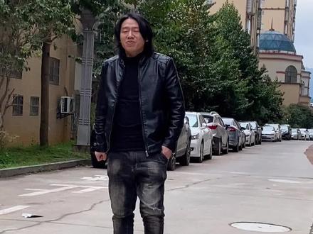 @李超狼 这个人在拍摄期间凶小乖,大家快来指指点点😏 不要走开,结尾有惊喜