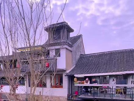 苏沪之交,千灯东南,歇马桥静卧于时光长河。始建于宋嘉定年间的古镇,因南宋名将韩世忠屯兵歇马而得名,龙形水系穿村而过,水陆并行、河街相依,是江南水乡的活化石。
五百米青石板老街蜿蜒向前,明清民居粉墙黛瓦,马头墙在天光下勾勒出柔和的线条。单孔歇马古桥横跨千灯浦,桥身青苔斑驳,刻着岁月的纹路;定胜桥边,仿佛还能听见当年百姓迎接凯旋将士的欢腾。新四军淞沪抗日史迹陈列馆里,老照片与实物静静诉说着烽火岁月的赤诚。
如今的歇马桥,古韵未减,新意盎然。老宅改造的咖啡馆飘着醇香,茶馆里吴侬软语的评弹萦绕耳畔,摇橹船划过碧波,船娘的小调漫过两岸。没有喧嚣人潮,只有市井烟火与文艺气息交融。
来歇马桥吧。踏石板寻古,临碧水听风,在一杯清茶里,读懂江南的温婉与风骨,在一砖一瓦间,触摸千年的历史温度。#2026春运大幕开启#来上海邂逅一场璀璨的江南年味#被新春将至的上海暖到了#外滩新春游园赏年味#这是我家的年味现场