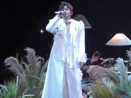 哽咽的下一秒,就是全场大合唱~#张杰成都演唱会 #树呢 #张杰新春演唱会 #演唱会大合唱 #偶像与粉丝的双向奔赴