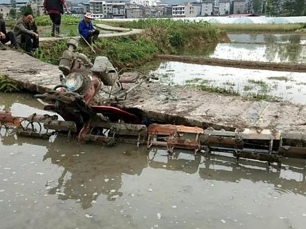 这台大马力微耕机能带8个水田轮,一下能耕4米多宽,最适合烂田