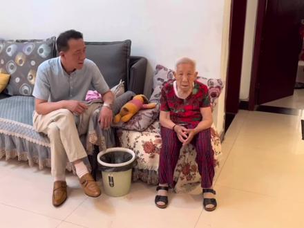 八十多岁的老娘看望病床上的六十岁的女儿,场面真感人