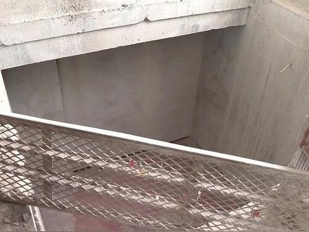 #一楼业主刨出200平地下室高层邻居慌了 1楼的邻居把地板挖开了,擅自在负一楼和负二楼增加了200多个平方的使用空间。楼上的业主们发现这个情况后,全都不淡定了。这样一件事,就发生在合川区南涪路旁金科集美江山小区。#新闻