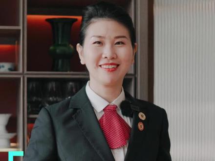 作为餐厅服务人员,你会在餐桌上斟酒吗?#斟酒 #餐饮服务 #服务礼仪 @抖音小助手
