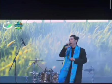 傲日其愣在巴音布鲁克演唱新歌《我会找到你》 #我要上热门 #一开口就震惊全场 #傲日其愣 #那达慕大会