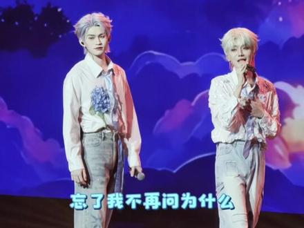 香港演唱会高清完整版 《黄昏晓》#郝熠然 的清唱开场太绝了!谁能告诉我他在空中比划了个啥啊?#云熠 #云熠香港