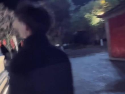 新岁已至,春风可期,把所有温柔与祝福,都送给我生命里最重要的家人和爱人。新的一年,最大的心愿,便是你们平安健康,喜乐无忧,万事顺意。愿长辈福寿安康,笑口常开,步履从容,心境安然,不受病痛困扰,不被琐事烦忧,晨起赏朝阳,暮时观晚霞,岁岁有安康,年年有欢喜;愿爱人冷暖相依,心意相通,相守不离,相伴不弃,朝朝暮暮皆温情,岁岁年年皆深情,往后余生,风雨同舟,喜乐共享。愿我们一家人烟火常伴,团圆不散,日子热气腾腾,生活温暖向阳,所有美好如期而至,所有遗憾随风而散,新岁,愿平安喜乐常相伴,岁岁年年皆团圆,日子越来越好,生活越来越暖