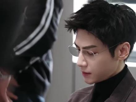 #齐思哲 罗云熙真的是好温柔严谨的一人,在推理一个连环作案的罪犯时还会觉得“心理变态”这个词换成“心理疾病”更好点,也是本人的情商体现吧,#抖音看好剧 #剥茧 #罗云熙 #悬疑