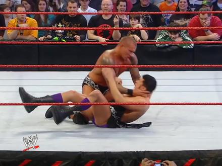 兰迪最悲催的比赛,小弟进场干扰被裁判发现,赛后惨遭大脚踹晕 #wwe #摔角 #兰迪奥顿