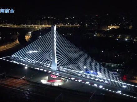 市区快速路环线工程南段、西段和北段都已经通车了。目前在建设的是三期二阶段,也就是东面那一段。今天凌晨,三期二阶段关键控制性工程---上跨沪昆铁路转体桥顺利完成转体,为2026年春节前环形工程全线通车打下坚实基础。