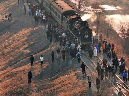 #蒸汽机车 #铁路摄影 #蒸汽火车 #铁马冰河 #蒸汽火车祖师爷
2026调兵山蒸汽机车旅游节官宣发布了!!!
⏰第一天专列(1月29日)6:40调兵山站发车——蛇山沟桥(拍摄日出)——途经千万吨纪念塔——返回调兵山站9:00调兵山站发车——郝家沟站(试驾)——11:00到调兵山站13:00调兵山站发车——晓南矿(推荐拍摄地点:桥南、桥、弯道、矸石山)——返回调兵山站⏰第二天专列(1月30日)9:00调兵山站发车——郝家沟站(试驾)——11:00到调兵山站13:00调兵山站发车——蒸汽机车博物馆(参观)——15:00到调兵山站16:00调兵山站发车——王河中桥(拍摄日落)——调兵山站。
霸道🇨🇳航拍