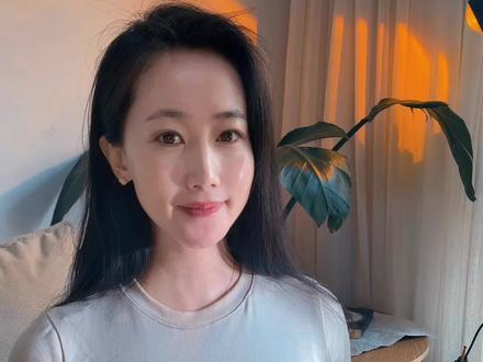 不是夫妻也可以爱一辈子 没有婚姻也可以相伴到老 我承认 和你在一起 是我这辈子做过最疯最没有底线的事
可是我还是一次一次选择了你 原本以为是人生的过客
最后却成了心里的常客 进一步没资格 退一步又舍不得
有一种思念叫不打扰 有一种爱叫不联系
虽然我们的爱无法公开 但我也深深的把你放在心里
我只愿你每天幸福快乐#情感共鸣局 #情感 #夫妻 #男女情感 #情感共鸣