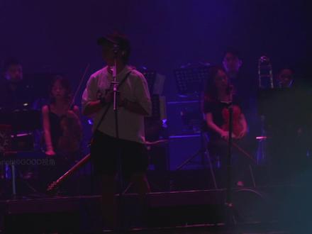 梦里回到他的身旁 蜜语中风不再凉 程艾影
作词:赵雷
作曲:赵雷
伍岚正和程艾影从上海到武汉
他们要坐十天马车三天两夜的轮船
泥路上艾影含着糖 靠着岚正的肩膀
马车经过村庄 石路颠簸不渝的情肠
一路望 跌跌撞 午夜流星何去何往
路海长 青夜旷 越过群山追斜阳
拨开面纱回望故乡 只见潮湿的月亮
雨水冲不掉常德路上爬满蛛网的门窗
梦里回到他的身旁 蜜语中风不再凉
永远都像初次见你那样 使我心荡漾
没有奇迹 没有惊喜 尘埃里花不会哭泣
没有质疑 没有道理 褶皱的信乘飞雨
一路望 跌跌撞 午夜流星何去何往
路海长 青夜旷 越过群山追斜阳
没有奇迹 没有惊喜 尘埃里花不会哭泣
没有质疑 没有道理 褶皱的信乘飞雨
漫山遍野你的脸庞 唯有遗忘是最漫长
这是一条必经的路 没有指引出口的光
——记录于2025.10.05太湖湾音乐节
设备:索尼Zve1+70-200 F4 II OSS
#赵雷 #程艾影 #署前街少年 #永远都像初次见你那样 #太湖湾音乐节