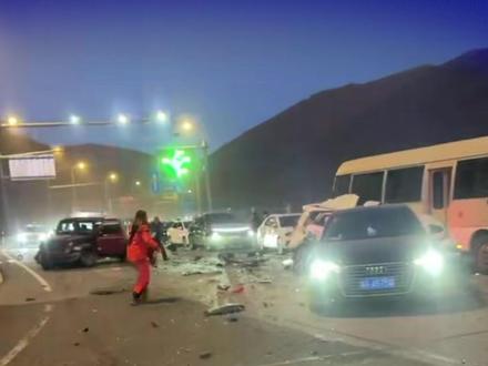 崇礼吊车撞多车事故 救人者讲事发经过