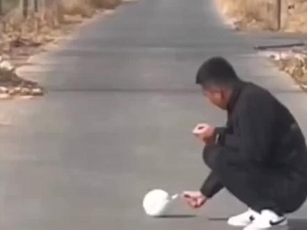 先来波现实版的爽剧#鞭炮炸屎满天飞翔#鞭炮炸茅坑 #鞭炮炸屎满天飞翔 #游戏破壁计划 #和平精英春节双神装降临 #大吉大利和平年