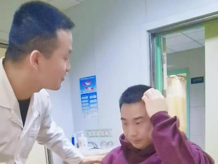 库先生针灸完了,已经没有患者了,大夫也马上下班了,大夫在跟库先生互动,大夫让库先生认一下那个是媳妇,那个是货哥,媳妇叫什么,又问库先生儿子叫什么,库先生都能回答上来,就是反应还是有点慢,但是一提到儿子库先生又哭了,还是紧张,不知所措,大夫一直在安抚不要害怕,不要紧张,好好说,慢慢说,不紧张,大胆的说,一直在鼓励库先生,大夫安慰完库先生,又来安慰我,不要着急,慢慢来,给他时间慢慢长大,慢慢会好的,就是时间会很长……你们都很辛苦,都要注意身体,陪护很累,你们照顾的这么好,你们也是辛苦了………感谢大夫对我们的理解和不易………只要我的库先生能康复,我们付出再多也值得。