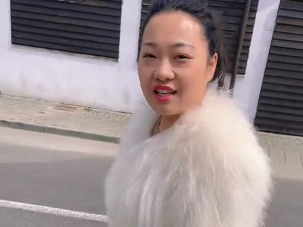 国内的软件基本上都能够用,而且国内的流量也可以用只要你开通了国际漫游,不过现在国际漫游也没以前那么贵不封顶,现在封顶一天30元,不管你用多少就30元,不过30元一天一个月也得花不少钱。所以就去买电话卡了,这里买电话卡很方便我老公多买一张给我就可以用了