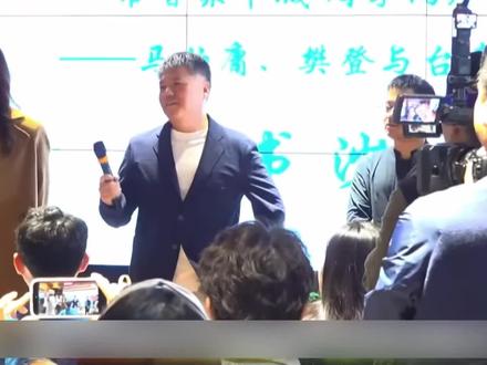 郑丽文与在沪台湾青年交流,探讨AI科技的发展。