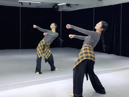 被刷屏的舞蹈《火红的萨日朗》背面口令教程来啰~这下可以会了吧,叫上姐妹一起拍#火红的萨日朗 #抖音热门舞蹈计划 #青年创作者成长计划 #零基础学舞蹈 #草原最美的花
编舞:@小身板!