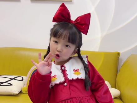 女宝宝新年发型教程!学一个编发,得到两款拜年发型,家有女儿学 #小女孩发型简单扎法 #创作者中心 #创作灵感 #新年发型 #儿童编发