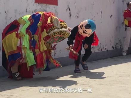 除了醒狮,广东还有400岁的客家貔貅舞!
貔貅舞是舞狮的一种,是客家人传下来的一种舞狮的形式
又称‘客家狮’‘猫头狮’,有足足400年历史
貔貅是传说中的上古神兽
貔貅舞演绎了客家先民从驯服貔貅到让它将吉祥瑞气送进千家万户的故事
作为客家传统文化,貔貅舞有它的特点
舞狮的动作比较传统、比较规律
而貔貅舞为演员的每一个肢体动作、肢体语言配上音乐千变万化
表现得淋漓尽致
#广州 #年代感 #民间艺术表演 #非物质文化遗产