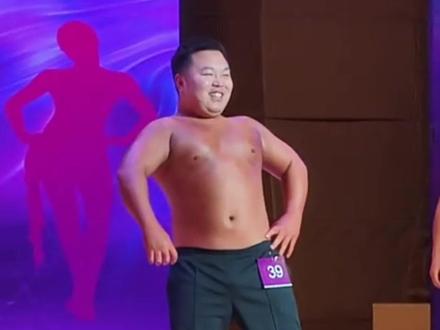 11月23日重庆,一健美比赛39号选手1.65米个头,175斤圆滚滚肚子引热议!网友调侃:“见过练背的、练腿的,练胆的还是第一次见。”#大象主播说 @程鹏