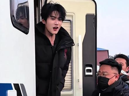 来自周柯宇188的身高暴击,刘宇宁不相上下,王鹤棣避之不及,张凌赫后退半步是认真的吗?#周柯宇 #张凌赫 #刘宇宁 #娱乐评论大赏 #内容启发搜索